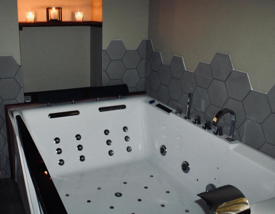Superbe Appartement Avec Jacuzzi Et Jardin Prive Marlhes ภายนอก รูปภาพ